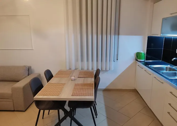 Apartment Mira 303 *